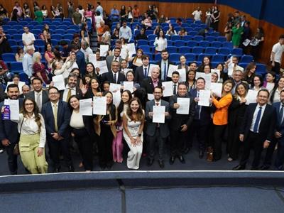 Foto da Notícia: Novas advogadas, novos advogados e estagiários recebem a certidão da OAB-MT 