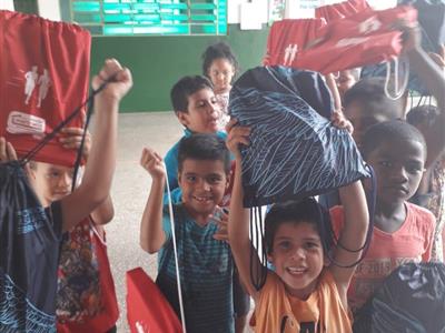 Foto da Notícia: CIJ faz força-tarefa junto com TV Cidade Verde e fornece 410 kits escolares à escola da Capital